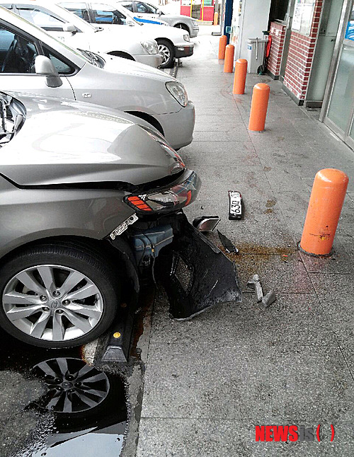 【서울=뉴시스】지난 11일 가스충전소에서 세차를 마친 NF소나타 승용차가 맞은편 고객 휴게실 유리문을 부수고 돌진해 1명이 숨지고 2명이 다치는 사고가 발생했다. 지난해 8월 17일 오전 10시께 같은장소에서 세차를 마치고 나오던 포르테 승용차가 브레이크가 듣지 않은 상황에서 심한 굉음을 내며 돌진해 보행자 보호기둥을 들이받고 멈춰서는 사고가 발생한것으로 알려졌다. 2014.04.12.(사진=독자 제공)&nbsp; photo@newsis.com 