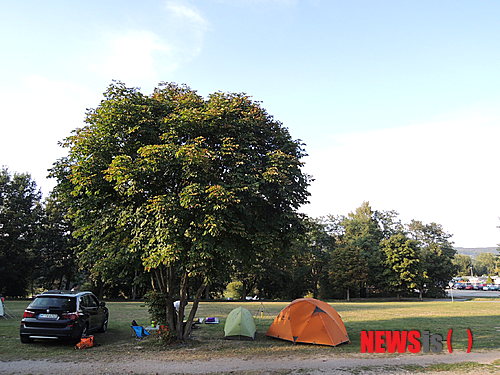 【서울=뉴시스】강지혜 기자 = 지난해 8월 스누텐트 창립 멤버 김바로(27), 김응태(26), 조헌(31), 한용희(26)씨가 독일에서 캠핑하는 모습. 2014.04.13. jhkang@newsis.com (사진제공=스누텐트)