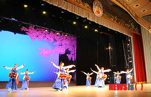 중국 예술단 동방가무단이 북한 동평양대극장에서 열린 '제29차 4월의 봄 친선예술축전'에 참가해 다채로운 공연을 펼치고 있다. 2014.04.14.photo@newsis.com