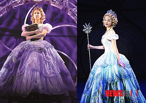 【서울=뉴시스】이재훈 기자 = 뮤지컬 '위키드'에서 '글린다'역을 맡고 있는 뮤지컬스타 정선아(30)가 이 작품에서 떠난다. 공연제작사 설앤컴퍼니에 따르면, 정선아는 6월 초 뮤지컬배우 김소현(39)에게 마술봉을 넘기고 관객들과 작별한다. 지난 13일 글린다로 100번째 무대를 맞은 정선아는 "이제 꿈을 다 이뤘다"고 말할 정도로 '위키드'에 강한 애정을 보였다. 폭발적인 가창력과 능수능란한 연기로 발랄한 글린다를 제옷인양 소화했다. 김소현은 해외 크리에이티브팀의 만장일치로 새 글린다로 캐스팅됐다. 청아한 목소리가 매력적인 김소현은 '오페라의 유령' '지킬 앤 하이드' '엘리자벳' 등 대작 뮤지컬에서 여주인공을 도맡았다. '위키드' 오리지널 작곡가인 스티븐 슈왈츠는 김소현에 대해 "굉장히 사랑스러운 목소리"라고 평했다. 한편, '위키드'의 '엘파바' 역을 맡고 있는 뮤지컬스타 옥주현(34)도 5월 이 작품을 떠난다. 그녀를 대신해 뮤지컬스타 김선영(40)이 새로 엘파바를 맡는다. 김선영은 5월2일 '위키드'에 데뷔한다. 미국의 동화작가 L 프랭크 봄의 소설 '오즈의 마법사'를 유쾌하게 뒤집은 작품이다. '도로시'가 오즈에 떨어지기 전 이미 그곳에서 만나 우정을 키운 두 마녀 엘파바와 글린다가 주인공이다. 또 다른 엘파바와 글린다로 개막부터 출연한 박혜나와 김보경은 계속 무대에 오른다. 인기에 힘입어 서울 잠실 샤롯데시어터에서 오픈 런으로 공연을 연장하고 있다. 6만~14만원. 설앤컴퍼니. 1577-3363 realpaper7@newsis.com