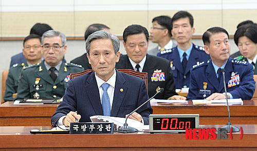 【서울=뉴시스】전진환 기자 = 14일 오후 군사법원 현안보고가 열린 서울 여의도 국회 법제사법위원회 회의실에서 김관진 국방장관 뒤로 권오성 육군참모총장, 황기철 해군참모총장, 최차규 공군참모총장이 자리하고 있다. 2014.04.14.&nbsp; amin2@newsis.com
