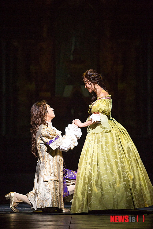 【서울=뉴시스】이재훈 기자 = 뮤지컬 '태양왕'은 공연 제작사의 색깔이 극명히 드러나는 작품이다.&nbsp; '모차르트!' '엘리자벳' '황태자 루돌프' 등 중세 유럽풍의 대형 뮤지컬로 잇따라 흥행에 성공한 EMK뮤지컬컴퍼니(대표 엄홍현), 클래식 기획사 마스트미디어의 자매 회사로 '노트르담 드 파리' 등 프랑스 뮤지컬을 선보인 마스트엔터테인먼트(대표 김용관)가 의기투합했다. 두 회사는 지난해 프랑스 뮤지컬 '노트르담 드 파리' 라이선스 공연을 합작, 평균 객석점유율 90% 이상을 기록하며 흥행에 성공했다.&nbsp; realpaper7@newsis.com 