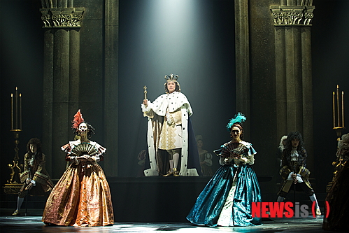 【서울=뉴시스】이재훈 기자 = 뮤지컬 '태양왕'은 공연 제작사의 색깔이 극명히 드러나는 작품이다.&nbsp; '모차르트!' '엘리자벳' '황태자 루돌프' 등 중세 유럽풍의 대형 뮤지컬로 잇따라 흥행에 성공한 EMK뮤지컬컴퍼니(대표 엄홍현), 클래식 기획사 마스트미디어의 자매 회사로 '노트르담 드 파리' 등 프랑스 뮤지컬을 선보인 마스트엔터테인먼트(대표 김용관)가 의기투합했다. 두 회사는 지난해 프랑스 뮤지컬 '노트르담 드 파리' 라이선스 공연을 합작, 평균 객석점유율 90% 이상을 기록하며 흥행에 성공했다.&nbsp; realpaper7@newsis.com 