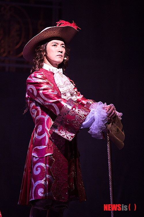 【서울=뉴시스】이재훈 기자 = 뮤지컬 '태양왕'은 공연 제작사의 색깔이 극명히 드러나는 작품이다.&nbsp; '모차르트!' '엘리자벳' '황태자 루돌프' 등 중세 유럽풍의 대형 뮤지컬로 잇따라 흥행에 성공한 EMK뮤지컬컴퍼니(대표 엄홍현), 클래식 기획사 마스트미디어의 자매 회사로 '노트르담 드 파리' 등 프랑스 뮤지컬을 선보인 마스트엔터테인먼트(대표 김용관)가 의기투합했다. 두 회사는 지난해 프랑스 뮤지컬 '노트르담 드 파리' 라이선스 공연을 합작, 평균 객석점유율 90% 이상을 기록하며 흥행에 성공했다.&nbsp; realpaper7@newsis.com 