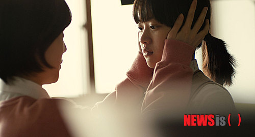 【서울=뉴시스】박영주 기자 = "키스해 봤어? 몇 명이랑?" "43명, 고릴라들과?" 여고생에게 '첫 키스'는 호기심이다. 같은 반 친구 '이은희'(정인선)는 전학 온 친구 '한공주'(천우희)를 향해 똘똘한 눈망울을 굴리며 묻는다. 공주는 희미하게 웃는다. 그녀에게 첫 키스는 떠올리기 싫은 끔찍한 기억일 뿐이다. gogogirl@newsis.com