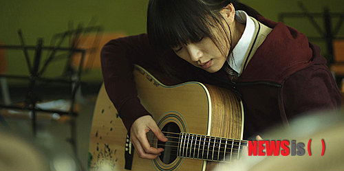 【서울=뉴시스】박영주 기자 = "키스해 봤어? 몇 명이랑?" "43명, 고릴라들과?" 여고생에게 '첫 키스'는 호기심이다. 같은 반 친구 '이은희'(정인선)는 전학 온 친구 '한공주'(천우희)를 향해 똘똘한 눈망울을 굴리며 묻는다. 공주는 희미하게 웃는다. 그녀에게 첫 키스는 떠올리기 싫은 끔찍한 기억일 뿐이다. gogogirl@newsis.com