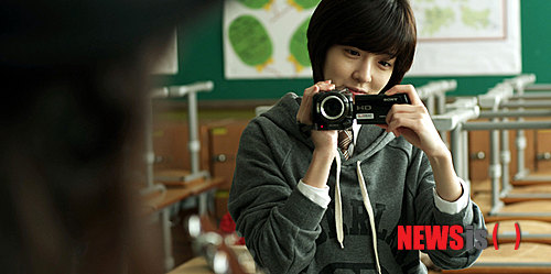 【서울=뉴시스】박영주 기자 = "키스해 봤어? 몇 명이랑?" "43명, 고릴라들과?"&nbsp; 여고생에게 '첫 키스'는 호기심이다. 같은 반 친구 '이은희'(정인선)는 전학 온 친구 '한공주'(천우희)를 향해 똘똘한 눈망울을 굴리며 묻는다. 공주는 희미하게 웃는다. 그녀에게 첫 키스는 떠올리기 싫은 끔찍한 기억일 뿐이다.&nbsp; gogogirl@newsis.com