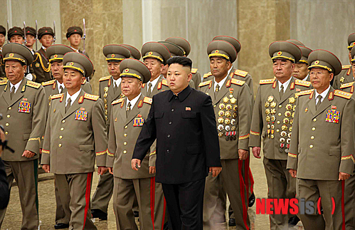 *출처를 노동신문으로 밝혀주시기 바랍니다. 【서울=뉴시스】北 노동신문은 15일자 2면에 김정은이 태양절을 맞아 15일 0시 금수산 태양궁전을 찾은 사진과 기사를 보도하고 있다. 이날 최룡해 리영길, 장정남, 김원홍, 최부일, 변인선, 서홍찬, 박영식, 김동화 등이 동행했다. 2014.04.15. (출처=노동신문) photo@newsis.com