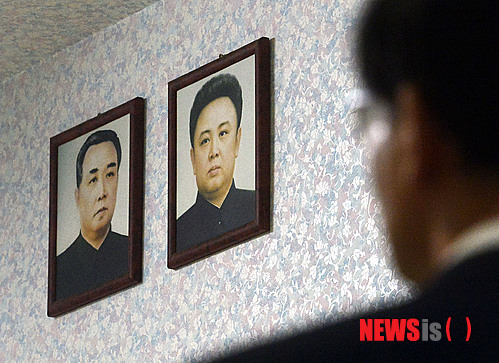 【파주=뉴시스】최동준 기자 = 북한의 김일성 주석의 생일 태양절인 15일 오후 경기 파주 오두산 전망대에서 관광객이 김일성, 김정일 부자 초상화를 바라보고 있다. 2014.04.15. photocdj@newsis.com