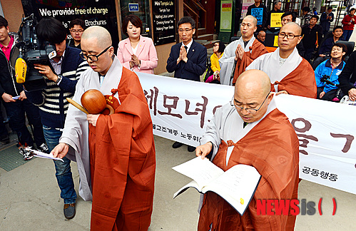 【서울=뉴시스】강진형 기자 = 15일 오후 서울 종로구 견지동 조계사에서 빈곤사회연대 관계자 및 정당 관계자들이 참석한 가운데 조계사 스님들이 송파 세모녀 49재 추모식을 진행 하고 있다. 2014.04.15.   marrymero@newsis.com