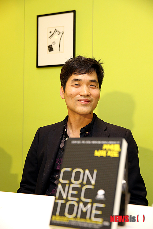 【서울=뉴시스】유상우 기자 = ‘인간의 정신, 기억, 성격은 어떻게 뇌에 저장되고 활용되는가?’&nbsp; 인체의 수수께끼로 남은 뇌의 신비를 풀기 위한 연구가 미국과 유럽을 중심으로 이뤄지고 있다. 지난해 4월 미국 오바마 대통령은 인간 두뇌 활동의 측정기술을 개발해 그 작동 원리를 밝혀내기 위한 뇌 프로젝트에 1억 달러 이상의 예산을 투입할 것이라는 계획을 발표했다. 유럽연합은 10억 유로 이상의 예산을 뇌 연구에 투자한다고 했다.&nbsp; 뇌 연구 경쟁의 중심에는 1000억 신경세포의 모든 연결구조와 활동원리가 담긴 뇌의 지도 ‘커넥톰(connectome)’이 있다.&nbsp; 과학혁명이라 불리는 커넥톰 연구를 주도하는 과학자는 한국계 미국인 승현준(47·Sebastian Seung) 매사추세츠공대(MIT) 교수다.&nbsp; 2010년 ‘나는 나의 커넥톰이다’는 주제의 TED 강연을 통해 커넥톰이라는 개념을 소개했다. 이 강연은 커넥톰이라는 개념이 대중화되는 계기가 됐다. 이를 토대로 쓰인 책은 월스트리트저널 논픽션 부문 10대 도서에 선정되기도 했다.&nbsp; ‘커넥톰, 뇌의 지도’는 커넥톰 연구 과정과 성과, 미래 비전에 대해 쓴 승 교수의 첫 번째 대중서다. 1000억 신경세포의 모든 연결구조와 활동원리를 파악하기 위한 휴먼 커넥톰 연구의 모든 것을 담고 있다.&nbsp; 그는 “커넥톰이란 말을 들어본 적이 있느냐. 새로운 용어다. 뇌 과학이 인기 있고 매스컴에 자주 등장하지만, 대부분 사람은 신경과학이 뭔지에 대해 잘 모른다”며 “이 책을 쓴 이유는 새로운 용어, 신경과학에 대해서 대중에게 소개하기 위함”이라고 밝혔다.&nbsp; “뉴런의 지도는 각국의 항로와 같다. 각 도시는 신경세포이고, 항로는 그 사이를 연결하는 전달물질이다. 현대 뇌 과학에서는 뉴런에 더 집중하고 있다. 뉴런의 숫자는 엄청나다. 1000억개가 넘는다. 뉴런이 만나고 연결되는 게 시냅스인데, 뉴런이 시냅스와 만나면서 굉장히 복잡한 네트워크를 형성한다. 우리가 목표로 하는 커넥톰의 지도는 훨씬 더 복잡하다. 수백개국의 연결이 아니라 1000억개의 뉴런 연결을 지도화하려고 한다. 그래서 세계지도보다 SNS 연결과 비슷한 모양을 띠게 된다.”&nbsp; 승 교수는 이 책에서 뉴런의 연결과 유전자와의 관계에 대해 “뉴런의 전반적인 형태는 유전으로 결정될지 몰라도 상세한 분기 패턴은 거의 무작위적”이라고 설명한다. “소나무 숲의 나무들은 같은 유전자를 가진 소나무여서 서로 유사하게 보이지만, 그 가지의 모양까지 정확하게 일치하지는 않는다. 성장이 무작위적일 뿐만 아니라 환경의 영향도 받기 때문”이라는 것이다.&nbsp; “물리학자로서 답하기 어려운 게 살아있는 물질과 죽은 물질과의 차이였다. 또 의식이 있는 물질과 살아있는 물질과의 차이다. 철없었을 때 가장 어려운 질문을 하게 됐다.” 하버드대에서 이론물리학으로 박사학위를 받은 그가 이 분야에 관심을 두게 된 계기다.&nbsp; “처음 신경계를 수학공식으로 만들었다. 뉴런 자체는 방정식 모델로 만들 수 있는데 뉴런 사이의 연결 없이는 이 모델을 연구할 의미가 없었다. 신경계를 시뮬레이션하는데 실패하고 우울증에 걸렸다가 커넥톰 연구를 하게 됐다”고 덧붙였다.&nbsp; 이 기술이 발전해 실제로 적용 가능한지에 대해서는 “아직은 가설 수준이지만, 발전할 수 있다”고 강조했다. “커넥톰의 목표는 신경과학에서 가설상태로 있었지만, 테스트를 못 했던 이론들을 테스트하는 것이다.”&nbsp; 오바마 대통령이 이 프로젝트에 예산을 지원한다고 했지만, 아직 구체화하지 않았다. “이 프로젝트 준비 과정에 개입했다. 현재 MIT에서 이 프로젝트 자문위원이다.”&nbsp; 그는 “이번 책은 대중을 위해 썼지만, 동시에 다른 뇌 과학자들을 위해 내가 생각하는 뇌 과학에서 말하는 성공이라는 것을 정의하고 그 기준이 무엇인지에 대해 진지하게 답을 하고자 쓴 책”이라고 말했다. 484쪽, 2만3000원, 김영사&nbsp; swryu@newsis.com