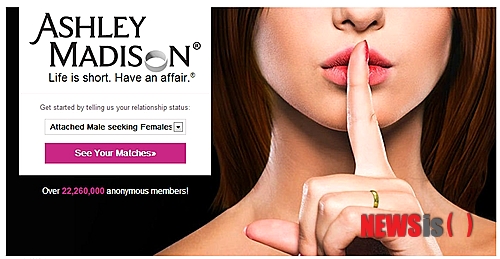 【서울=뉴시스】유상우 기자 = 방송통신심의위원회는 15일 통신심의소위원회를 열고 불륜을 조장하는 ‘애슐리 매디슨’ 사이트 접속을 차단하기로 했다. 캐나다에 본사를 둔 ‘애슐리 매디슨’은 기혼남녀의 만남을 중개하는 사이트다. 지난달 18일 한국에서도 서비스를 시작, ‘인생은 짧아요, 바람피세요’ 등 자극적이고 공격적인 홍보 문구를 내세우며 수만 명의 국내 이용자를 회원으로 모집해왔다. 방통심의위는 “‘애슐리 매디슨’의 불법·유해성 여부를 검토한 결과 기혼남녀를 대상으로 혼외 성관계를 중개할 목적으로 회원 가입 때 개인의 성적 취향, 성관계 의사 등을 표시하도록 하고 자기소개를 통해 성관계를 포함한 만남을 원하는 내용 등을 게재한 것은 일반인의 간통을 방조하거나 조장해 사회적 해악의 확산과 건전한 법질서를 현저히 해할 우려가 크다”고 지적했다. “해당 사이트는 청소년도 쉽게 회원 가입을 통해 이용할 수 있다”며 “회원 간 연애·만남을 빙자한 불건전 만남이나 성매매 창구로 변질할 우려가 있어 해당 사이트의 이용을 조기에 차단해 불법·유해 정보로부터 인터넷 이용자를 보호하고자 했다”고 덧붙였다. swryu@newsis.com