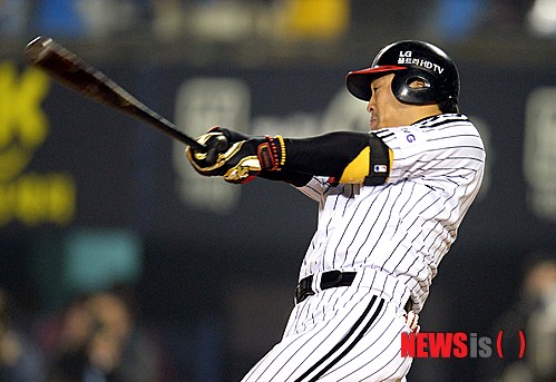 【서울=뉴시스】박영태 기자 = 15일 오후 서울 잠실야구장에서 열린 2014프로야구 LG 트윈스와 넥센 히어로즈의 경기, LG 4회말 1사 6번 정의윤이 1점 홈런을 날리고 있다. 2014.04.15.&nbsp; since1999@newsis.com