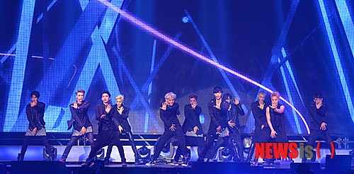 【서울=뉴시스】고범준 기자 = 그룹 엑소(EXO)가 15일 오후 서울 송파구 잠실 실내체육관에서 열린 '삼성뮤직과 함께하는 EXO 컴백쇼'에서 미니앨범 1집 타이틀 곡 'MAMA'를 열창하고 있다. 2014.04.15.&nbsp; bjko@newsis.com