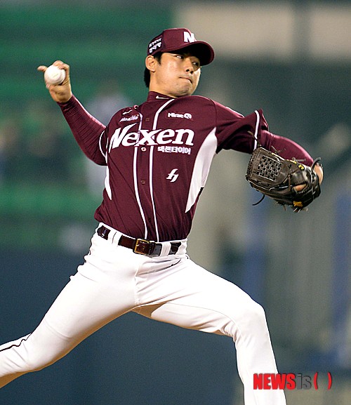 【서울=뉴시스】박영태 기자 = 15일 오후 서울 잠실야구장에서 열린 2014프로야구 LG 트윈스와 넥센 히어로즈의 경기, LG 연장 11회말 공격때 넥센 마무리 손승락이 등판해 투구하고 있다. 2014.04.15.&nbsp; since1999@newsis.com