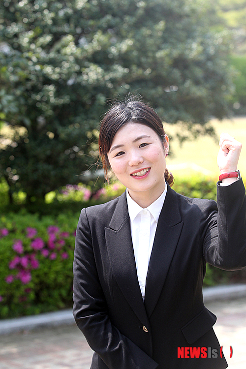 【김해=뉴시스】김상우 기자 = 인제대학교 출신으로 최연소 변호사에 합격한 이미나(22·여)씨가 공부 비법에 대해 