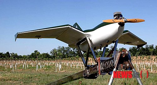 【서울=뉴시스】지난달 24일 경기도 파주에서 발견된 무인기가 중국산(産)일 가능성이 높다는 정황이 나왔다. 최근 각종 온라인 커뮤니티를 중심으로 중국의 무인기 제작사인 '中交通信'(중교통신, TranComm)의 무인기 'SKY-09P'와 파주에 추락한 무인기의 모습이 유사하다는 글이 확산되고 있다.2014.04.16.(사진 = 중교통신 홈페이지) photo@newsis.com