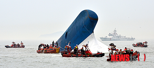 【진도=뉴시스】류형근 기자 = 16일 오전 9시께 전남 진도군 관매도 인근 남서방 1.7마일 해상에서 인천에서 출발해 제주로 향하던 6852t급 여객선 세월호가 침몰한 가운데 해경과 군당국이 헬기와 경비정, 특수요원 등을 동원해 수색을 하고 있다. 2014.04.16.&nbsp; hgryu77@newsis.com