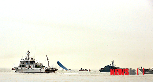 【진도=뉴시스】류형근 기자 = 16일 오전 9시께 전남 진도군 관매도 인근 남서방 1.7마일 해상에서 인천에서 출발해 제주로 향하던 6852t급 여객선 세월호가 침몰한 가운데 해경과 군당국이 헬기와 경비정, 특수요원 등을 동원해 수색을 하고 있다. 2014.04.16.&nbsp; hgryu77@newsis.com