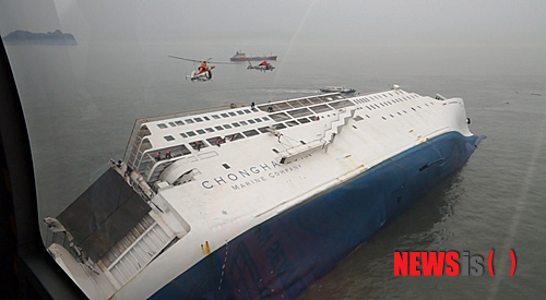【서울=뉴시스】박주성 기자 = 16일 오전 9시께 전남 진도군 관매도 인근 해상에서 인천에서 출발해 제주로 향하던 승객 447명과 승무원 24명을 태운 여객선 '세월호'가 좌초돼 구조대원들이 승객들을 구조하고 있다. 이 여객선은 수학여행에 나선 안산 단원고등학교 2학년 학생 324명과 교사 10명 등 승객 447명과 승무원 24명을 태우고 제주도로 향하던 중이었다. 2014.04.16. (사진= 서해지방해양경찰청 제공) park7691@newsis.com