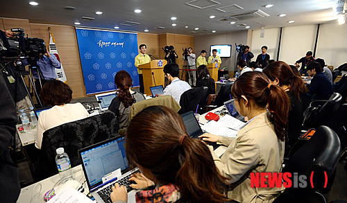 【서울=뉴시스】김진아 기자 = 강병규 안전행정부 장관이 16일 오후 서울 종로구 세종로 정부서울청사 합동브리핑실에서 전남 진도해상에서 발생한 여객선 침몰사고 관련 브리핑을 하고 있다.&nbsp;&nbsp;&nbsp; 강병규 장관은 