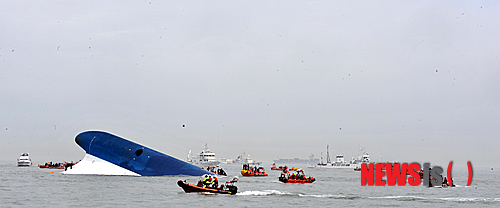 [진도=뉴시스]류형근 기자 = 지난 2014년 4월16일 해경과 해군 등이 경비정을 동원해 세월호 구조작업을 벌이는 모습. 2020.07.24. hgryu77@newsis.com