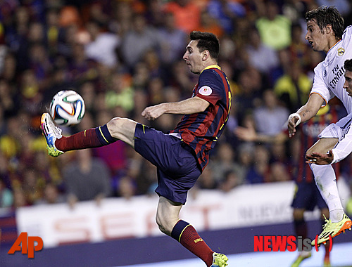 【발렌시아(스페인)=AP/뉴시스】'축구천재' 리오넬 메시(27·아르헨티나)가 2014브라질월드컵을 통해 펠레(74·브라질)·디에고 마라도나(54·아르헨티나) 등과 같은 반열에 오를 준비를 하고 있다.&nbsp; 사진은 지난 17일(한국시간) 스페인 발렌시아의 메스타야 스타디움에서 열린 소속팀 FC바르셀로나와 레알 마드리드의 2013~2014시즌 코파 델 레이(스페인 국왕컵) 결승에서 현란한 개인기로 레알 마드리드 선수들을 따돌리는 메시(왼쪽)의 모습. 레알 마드리드가 2-1 역전승하며 우승을 차지했다. 