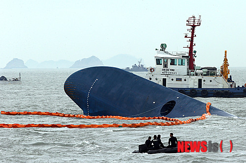 【진도=뉴시스】최동준 기자 = 세월호 침몰 이틀째인 17일 오전 전남 진도군 관매도 사고 해역에서 해경과 해군 등이 구조작업을 벌이고 있다. 2014.04.17.&nbsp;&nbsp; photocdj@newsis.com