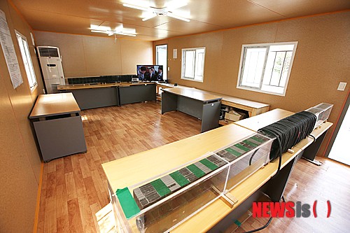 【대전=뉴시스】이시우 기자 = 17일 KAIST 원자력및양자공학과 임춘택 교수(51) 연구팀이 교내 유레카관 실험실에 설치한 200W급 무선 충전 시설. 이를 이용할 경우 5m 떨어진 거리의 LED TV를 켤 수 있다. 2014.4.17. (사진=KAIST 제공) photo@newsis.com