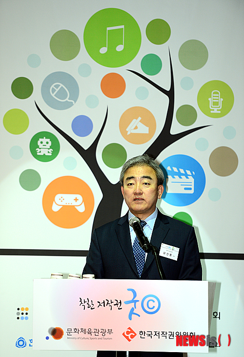 【서울=뉴시스】조성봉 기자 = 17일 오후 서울 종로구 광화문 KT올레스퀘어에서 열린 '착한저작권 굿ⓒ' 캠페인 선포식에 참석한 유진룡 문화체육관광부 장관이 개회사를 하고 있다. 2014.04.17.&nbsp; suncho21@newsis.com 