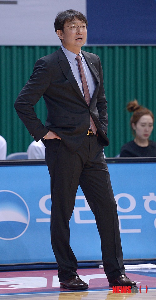 2014년 신한은행 사령탑 시절 임달식 전 감독의 모습. (사진 = 뉴시스 DB)