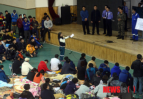 【진도=뉴시스】최동준 기자 = 여객선 '세월호' 침몰 사고 3일째인 18일 오전 전남 진도 실내체육관에서 한 실종자 가족이 정부의 구조상황 브리핑에 항의하고 있다. 2014.04.19. photocdj@newsis.com