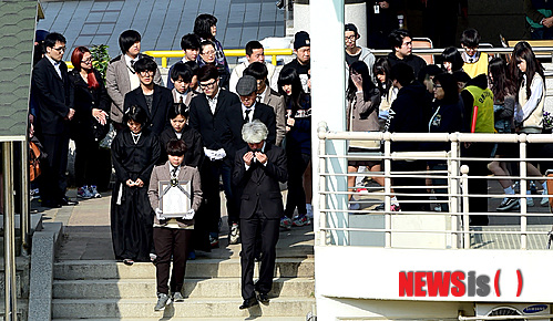 【안산=뉴시스】강종민 기자 = 세월호 침몰 닷새째인 20일 오전 안산 단원고 2학년생인 故 전영수 학생의 운구행렬이 정들었던 교실을 둘러본 후 영구차로 향하고 있다. 2014.04.20&nbsp; ppkjm@newsis.com 