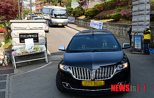 【안산=뉴시스】강종민 기자 = 세월호 침몰 닷새째인 20일 오전 안산 단원고 2학년생인 故 전영수 학생의 운구행렬이 정들었던 교실을 둘러본 후 수원연화장으로 향하고 있다. 2014.04.20&nbsp; ppkjm@newsis.com 