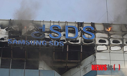 【과천=뉴시스】고승민 기자 = 20일 오후 12시20분께 경기 과천시 별양동 삼성 SDS 과천센터 발전기실에서 불이 나 건물 옥상까지 번져 회사로고 등이 불에 타고 있다. 2014.04.18. kkssmm99@newsis.com
