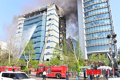 【과천=뉴시스】고승민 기자 = 20일 오후 12시20분께 경기 과천시 별양동 삼성 SDS 과천센터 발전기실에서 불이 나 소방대원들이 진화 작업을 하고 있다. 2014.04.20.&nbsp;&nbsp; kkssmm99@newsis.com