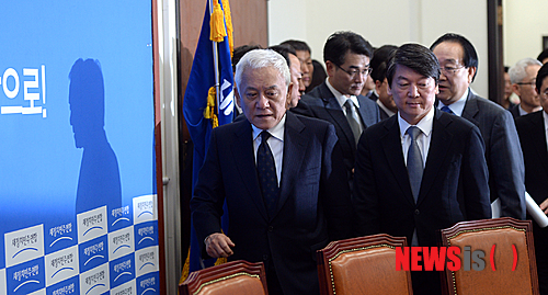 【서울=뉴시스】전진환 기자 = 21일 오전 새정치민주연합 최고위원 및 여객선침몰사고 대책위원장단 연석회의가 열린 서울 여의도 국회 당 대표회의실에 김한길, 안철수 공동대표와 위원들이 들어오고 있다. 2014.04.21.&nbsp;&nbsp; amin2@newsis.com 