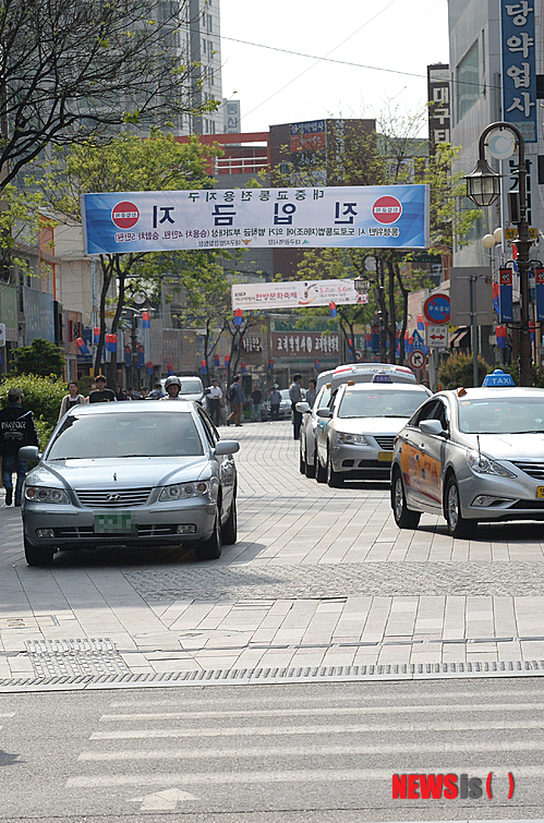【대구=뉴시스】대구시 중구 중앙로 대중교통전용지구(대구역네거리∼반월당네거리)의 일반 차량 불법 통행 모습이다. 2023.10.29. photo@newsis.com&nbsp; 