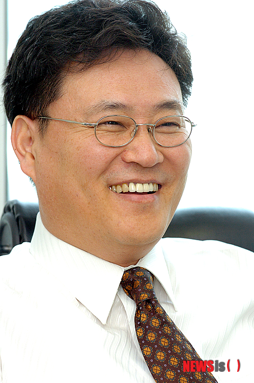 【서울=뉴시스】차민수(63) 4단이 지난 14일 제19기 LG배 조선일보 기왕전 예선 1회전 승리로 총점 2790점(53국), 평균점수 53점이 되면서 '전투‧기교를 떠나 지혜를 쓸 줄 안다'는 용지(用智·5단의 별칭)로 승단했다. 