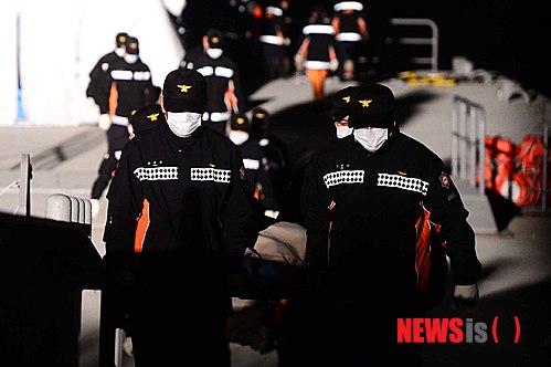 【진도=뉴시스】전신 기자 = 세월호 여객선 침몰 사고 발생 엿새째인 21일 전남 진도 팽목항으로 사고현장에서 수습된 탑승객 시신이 운구되고 있다. 2014.04.21. photo1006@newsis.com