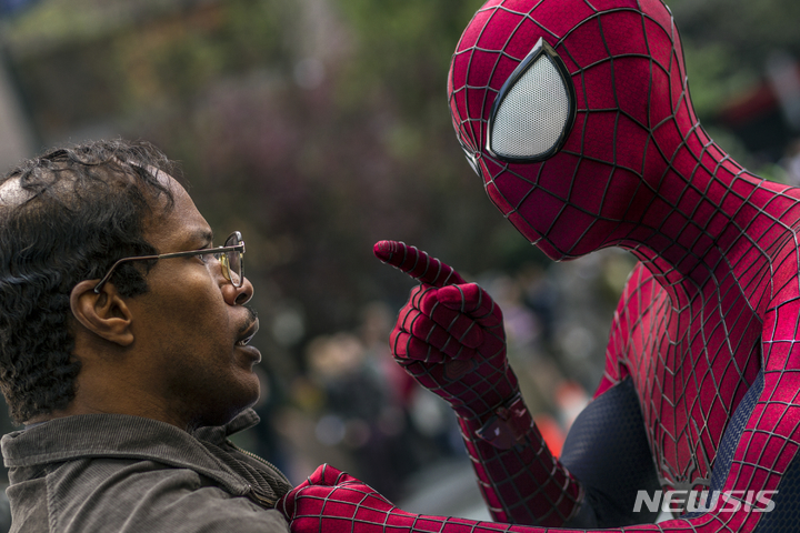 [서울=AP/뉴시스] 앤드류 가필드가 연기한 스파이더맨