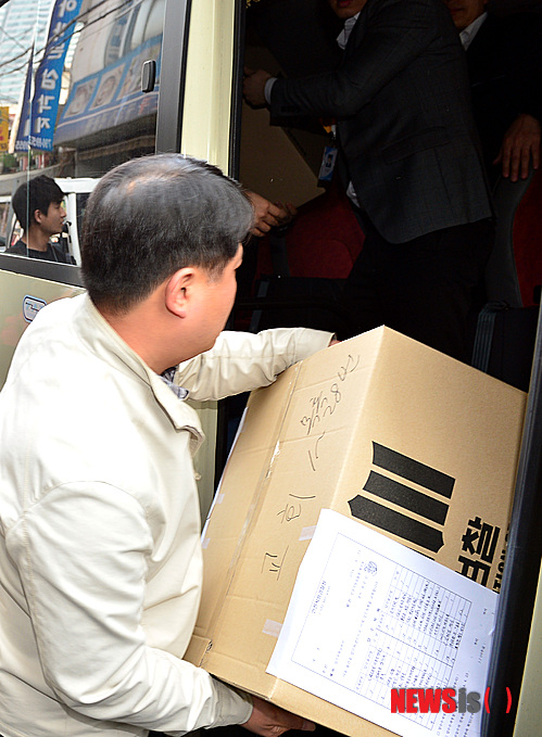 【서울=뉴시스】조종원 기자 = 세월호 선사 오너 일가에 대한 수사를 진행하고 있는 검찰이 실소유주 유병언 전 세모그룹 회장의 자택과 기독교복음침례회 등 10여곳에 대해 압수수색을 실시한 23일 서울 용산구 기독교복음침례회에서 수사관들이 압수품을 차량으로 싣고 있다. 2014.04.23.&nbsp; choswat@newsis.com