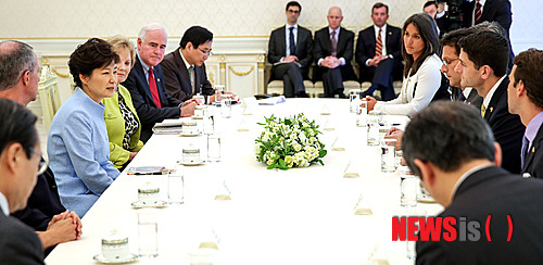 【서울=뉴시스】박근혜 대통령이 23일 오후 청와대에서 美하원 대표단을 접견하고 있다.&nbsp;&nbsp; 미 하원 대표단은 애릭 캔터 공화당 원내대표를 단장으로 폴 라이언·패트릭 미한·맥 손베리·케이 그레인저·크리스티 노엠·애런 쇼크·폴 쿡 공화당 의원과 툴시 가바드 민주당 의원으로 구성됐으며 이날 접견에서 미 하원 대표단은 세월호 여객선 침몰사고 희생자와 가족들에게 깊은 애도의 뜻을 전한 것으로 알려졌다. 2014.04.23.(사진=청와대 제공)&nbsp;&nbsp; photo@newsis.com