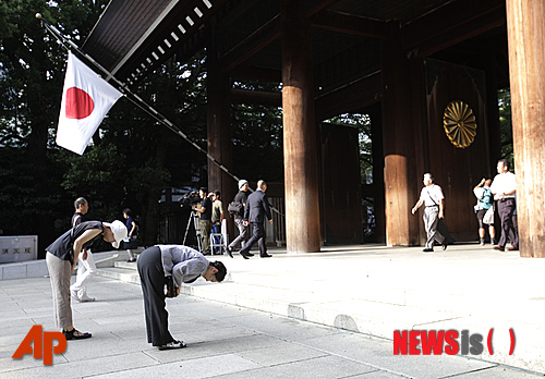 【도쿄=AP/뉴시스】지난 2013년 8월15일 일본 참배객들이 야스쿠니(靖國) 신사에서 참배하고 있다. 캐나다의 팝스타 저스틴 비버는 사진 공유 사이트 인스타그램에 자신이 지난 20일 야스쿠니 신사를 참배하는 사진 2장을 올렸다가 비난이 쇄도하자 이를 삭제하고 이로 인해 상처받은 모든 분께 사죄한다고 밝혔다. 2014.4.24