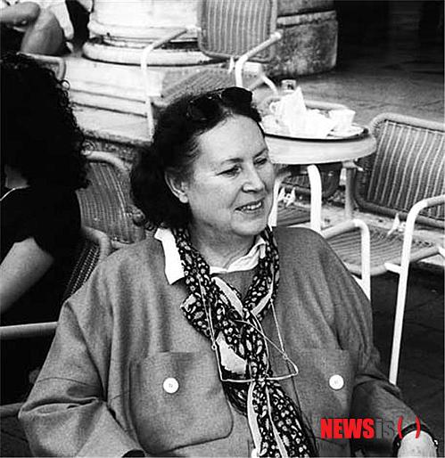 【부산=뉴시스】허상천 기자 = 부산 시립미술관은 독일 출신으로 독일과 이탈리아에서 작업활동을 하는 유럽현대미술작가 로레 베르트(사진)의 ‘플라톤의 다면체와 예술’전시회를 시립미술관 2층 H전시실에서 25일 개막, 오는 7월 6일까지 연다. 2014.04.24. (사진 = 시립미술관 제공)&nbsp;&nbsp; photo@newsis.com