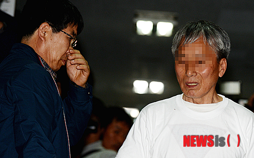 【진도=뉴시스】배동민 기자 = 세월호 침몰 사고 9일째인 24일 오후 실종자 가족들이 더딘 실종자 수색작업에 불만을 품고 범정부 사고대책본부 상황실이 꾸려진 전남 진도군청을 방문해 이주영 해양수산부 장관 등에게 항의했다. 항의 도중 상황실에서 나온 백발의 노인이 "이게 제대로 된 정부냐"며 정부 관계자에게 소리치고 있다. 2014.04.24 guggy@newsis.com