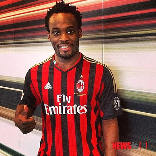【밀란(이탈리아)=AP/뉴시스】가나의 마이클 에시앙(32·AC밀란)이 2014브라질월드컵에서 선수로서의 마지막 불꽃을 피운다. 사진은 지난 1월 말 AC밀란(이탈리아)로 이적한 직후 새 유니폼을 입고 기뻐하는 에시앙의 모습(사진출처=에시앙 인스타그램)&nbsp;&nbsp; 