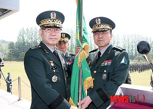 【대전=뉴시스】이시우 기자 = 24일 육군 군수사령부 대연병장에서 열린 군수사령관 이·취임식에서 권오성 육군참모총장(사진 왼쪽)이 정항래 신임 군수사령관(오른쪽)에게 부대기(部隊旗)를 건네 주고있다. 2014.4.24. (사진=육군 군수사령부 제공)&nbsp;&nbsp;&nbsp; photo@newsis.com 