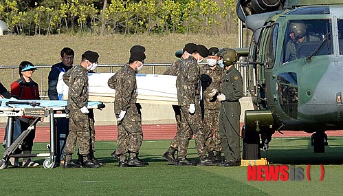 【진도=뉴시스】박영태 기자 =24일 오후 '세월호' 여객선 침몰사고 실종자 가족들이 있는 전남 진도실내체육관 옆 공설운동장에서 희생자 시신이 앰블런스에서 블랙호크 헬리콥터로 운구되고 있다. 2014.04.24. since1999@newsis.com