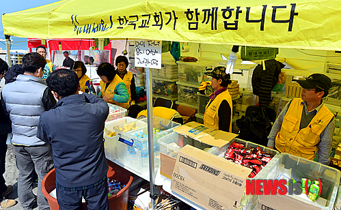 【진도=뉴시스】류형근 기자 = 세월호 여객선 침몰 사고 발생 10일째인 25일 오전 전남 진도군 팽목항에서 한국기독교연합봉사단이 천막을 설치하고 실종자 가족을 위해 생필품 자원봉사를 하고 있다. 2014.04.25.&nbsp; hgryu77@newsis.com